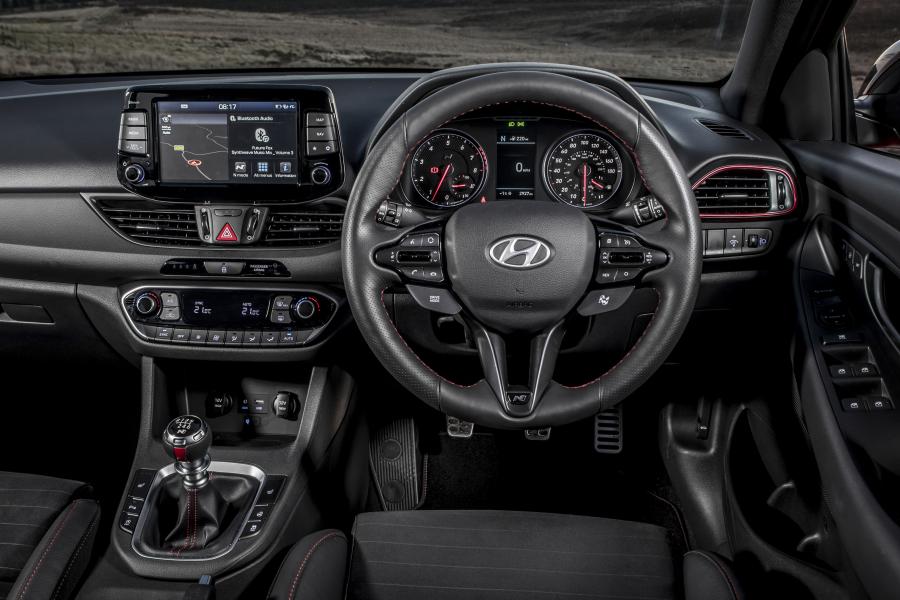 Торпедо Hyundai i30 Fastback N (PD) 2019 года  (UK) (фото 17 из 40)